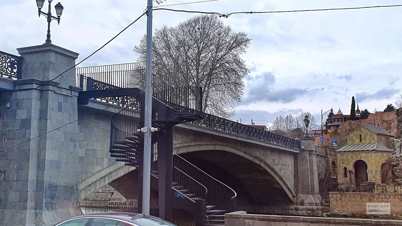 Пешеходная лестница для подъема на Мост Метехи