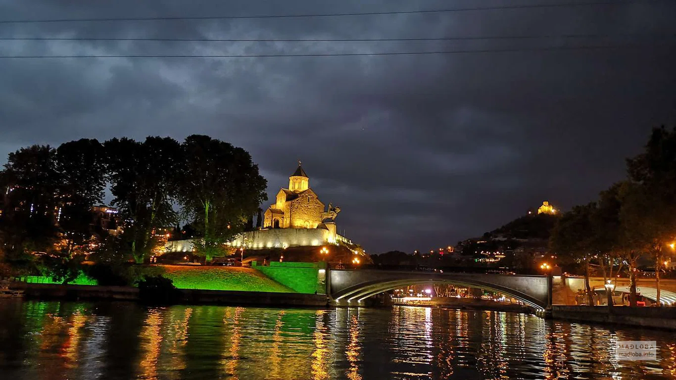 Мост Метехи в ночной подсветке с видом на храмы Тбилиси
