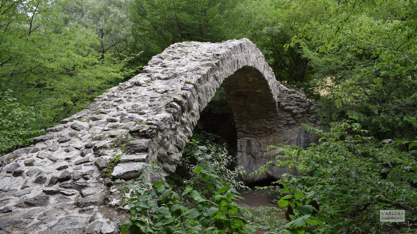 Каменной покрытие Моста Тамары в Ркони