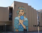 გოგონა სათამაშო კურდღლით