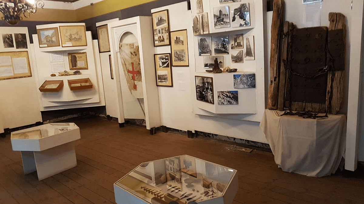 Артефакты в музее истории в Степанцминде