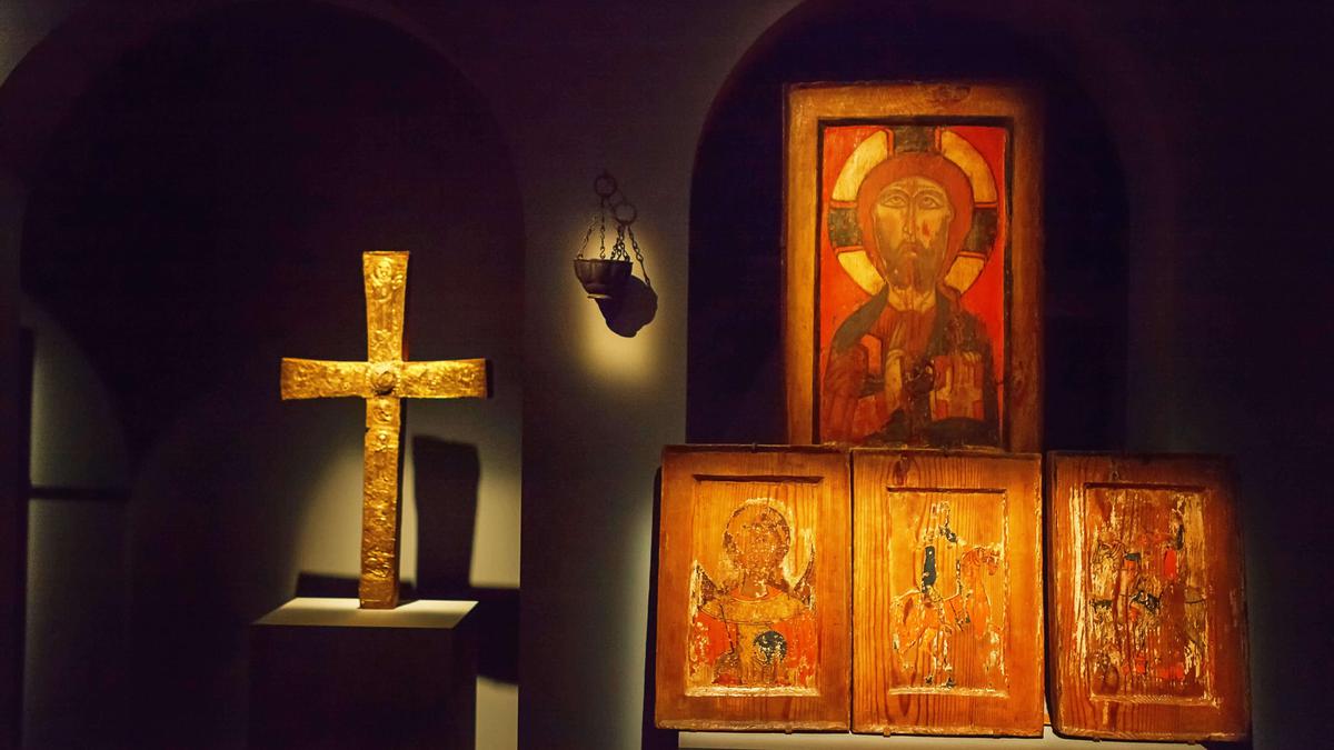 Крест в музее истории и этнографии в Сванети