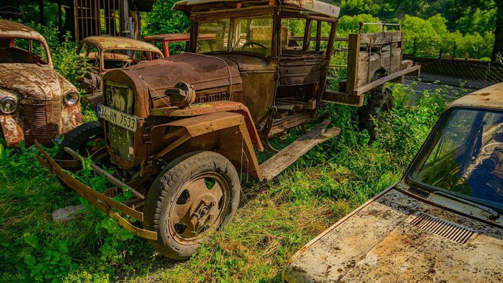 Pasanauri Scrap Metal Museum: Rusty Cars and Military Equipment in the Open Air! 🚙🌲