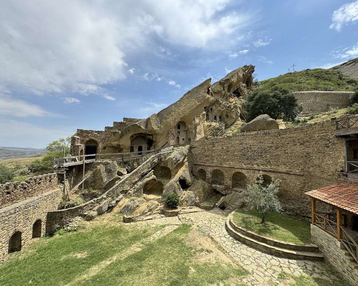 Музей-заповедник Давид-Гареджи в селе Удабно - 01.jpg