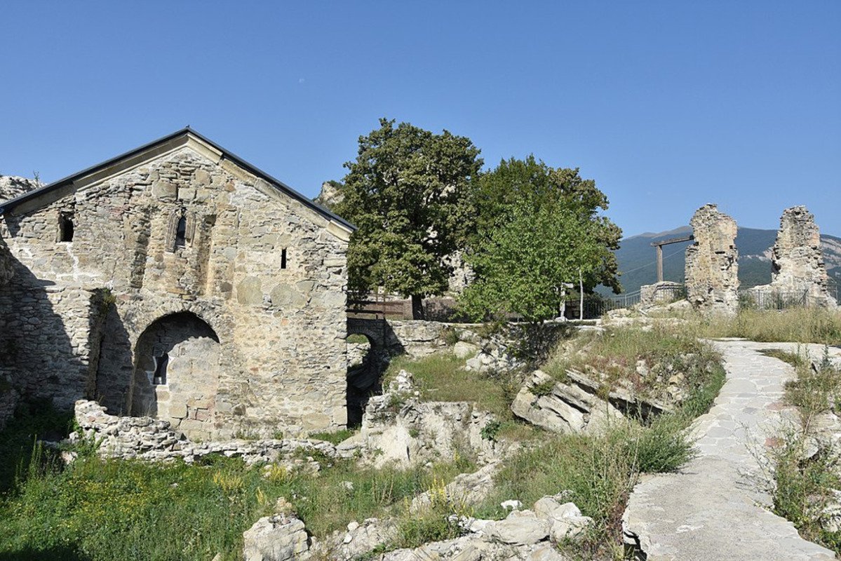 Руины церкви и крепостных стен Уджармы на вершине холма.jpg