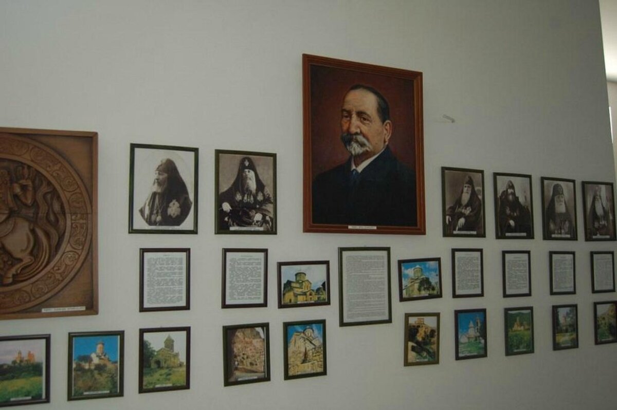Музей религии Давида Комахидзе - экспозиция с фотографиями.jpeg