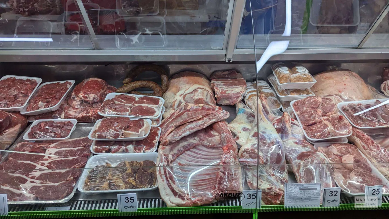 свежее халяльное мясо в магазине мясник Али