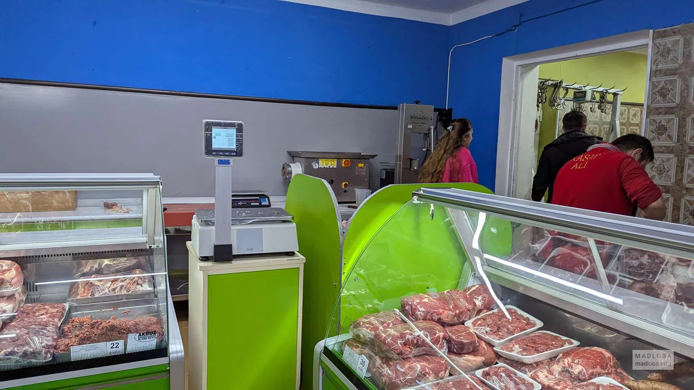 прилавки с мясом в магазине Али