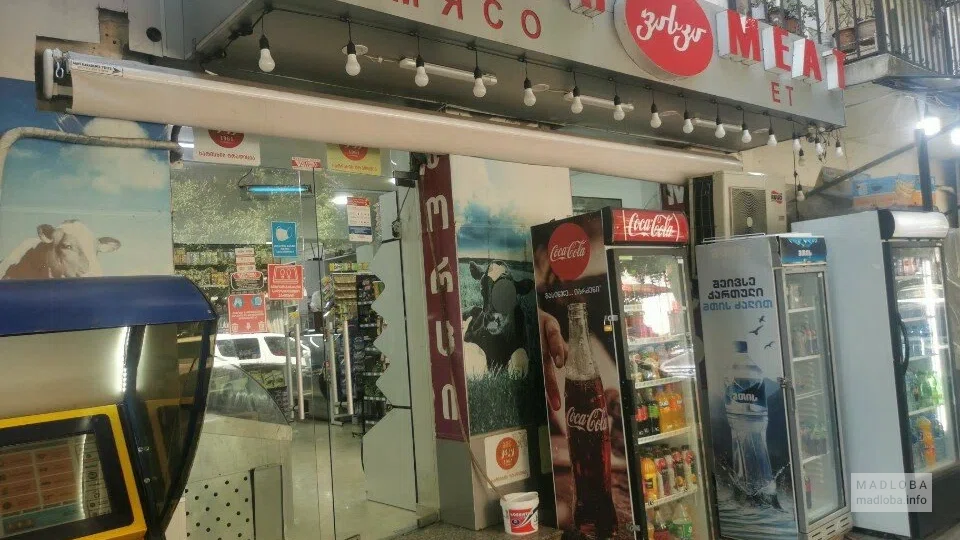 Мясной магазин на ул. Грибоедова, 8, фасад сбоку