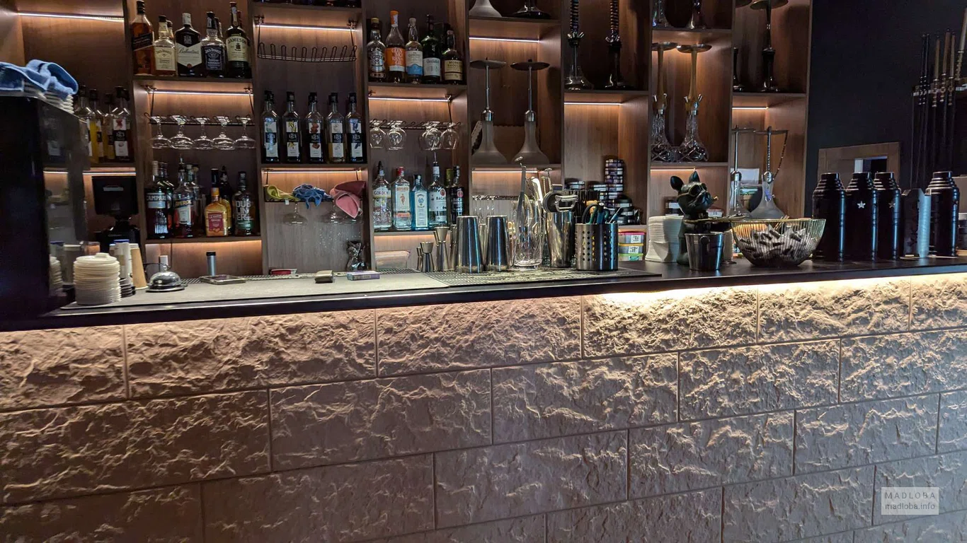 Барная стойка с напитками в кальянной Myata Signature