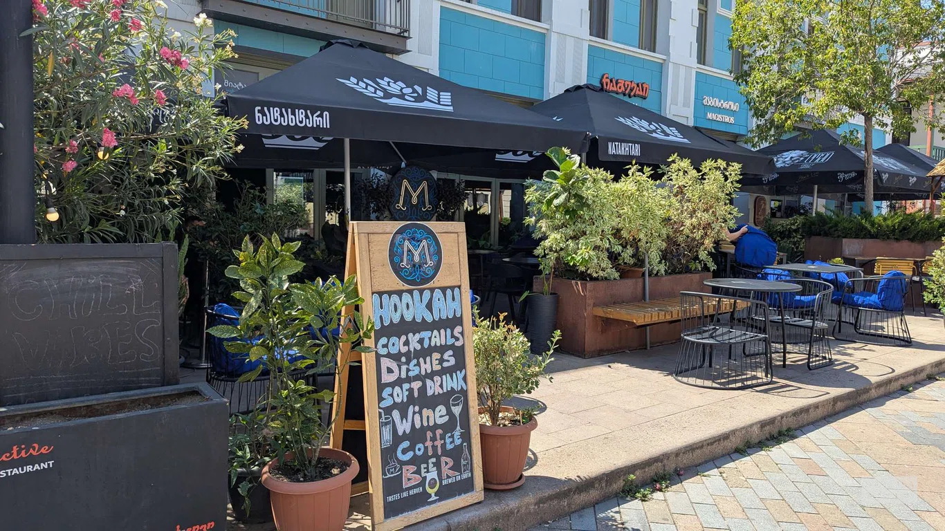 Летние столики на улице в кальянной Myata Signature в Тбилиси