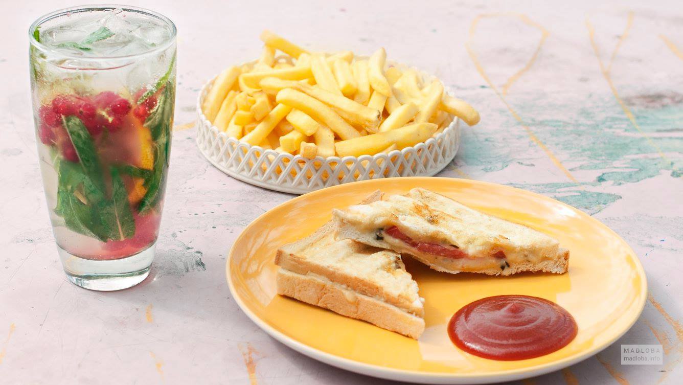 Сендвичи и картофель фри в кафе Мзесумзиры
