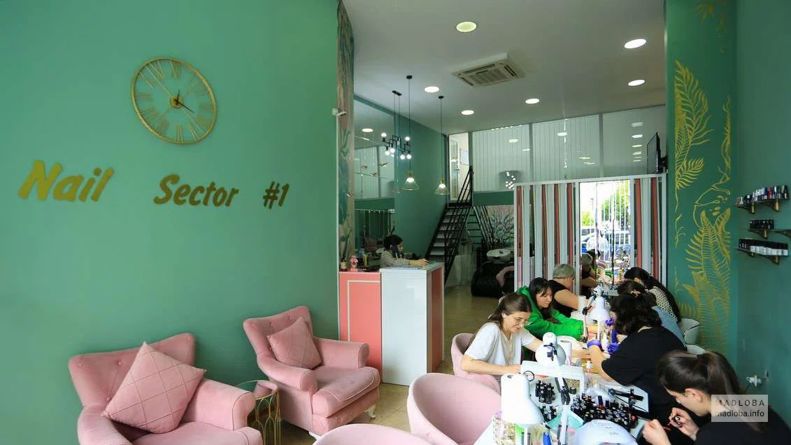 зона ожидания и зона маникюра в салоне красоты Nail sector #1