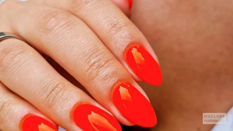 Салон красоты "Nail Lounge Batumi" маникюр