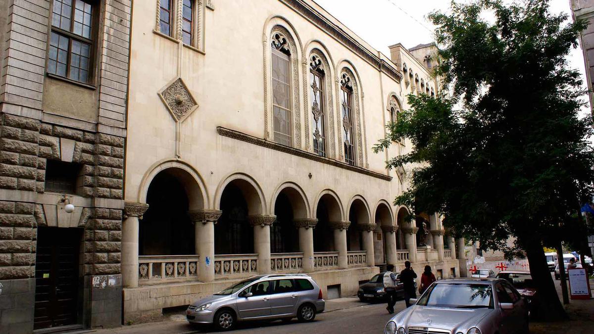 Машины и национальная парламентская библиотека в Тбилиси