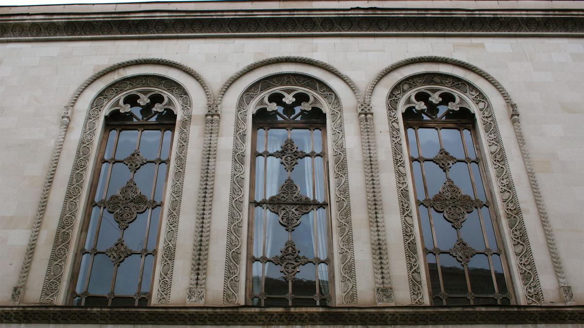 Фасад национальной парламентской библиотеки в Тбилиси