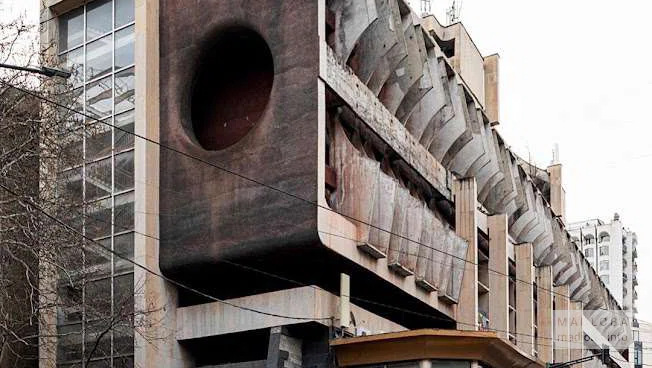 Здание бывшей национальной научной библиотеки Грузии в Тбилиси