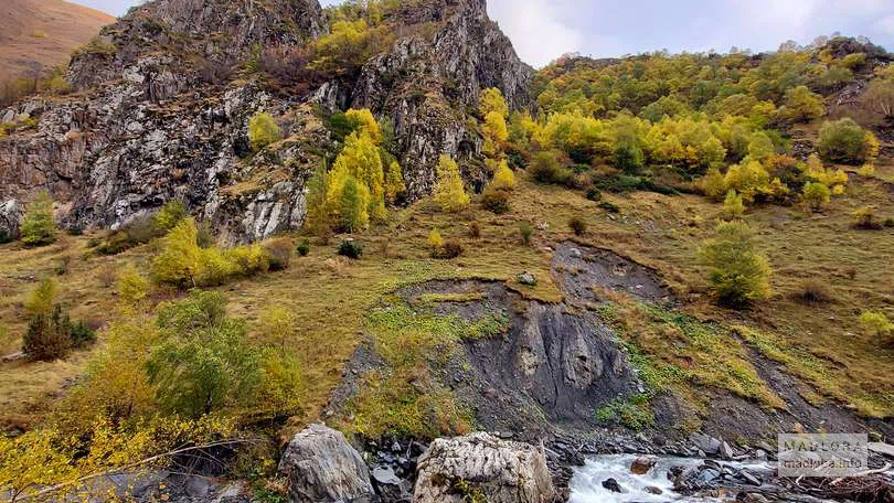 Излом горной реки в Национальном парке Пшав-Хевсурети