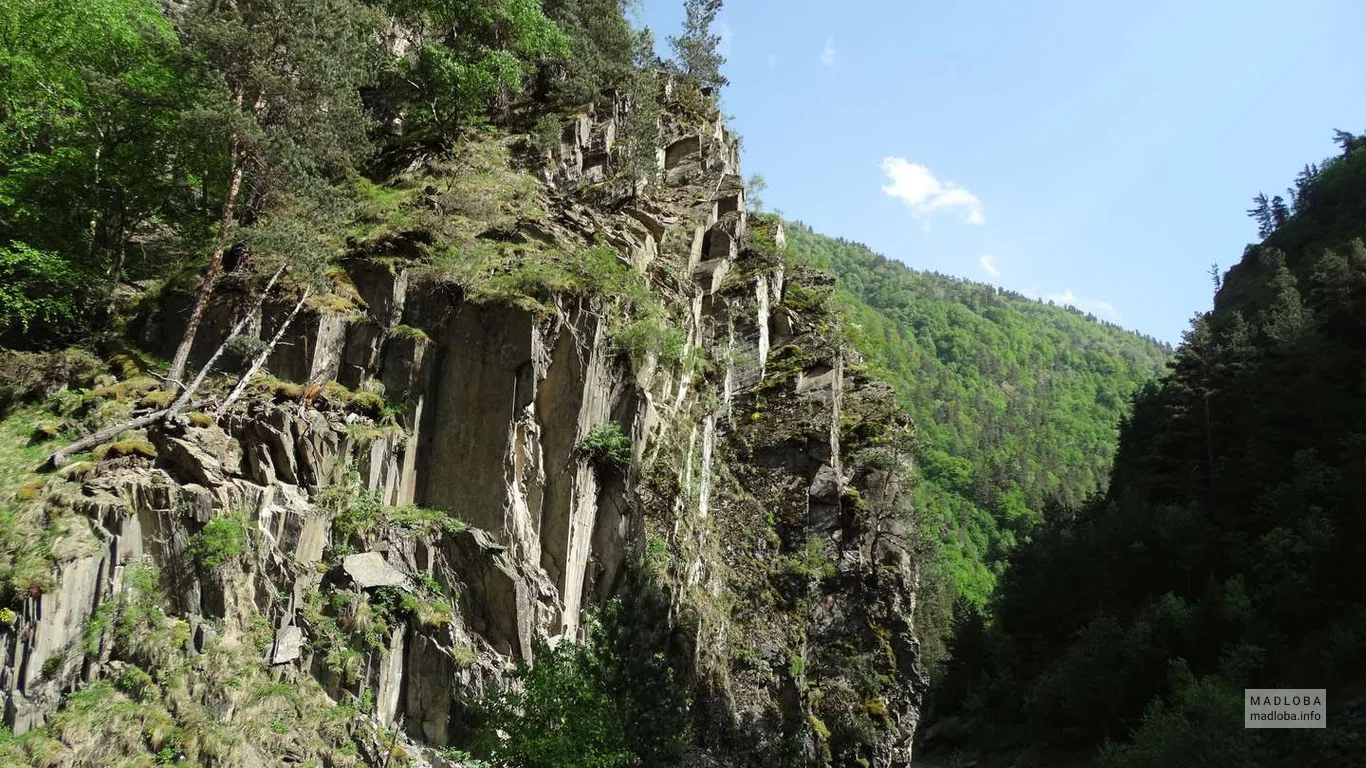 Отвесная скала в Национальном парке Пшав-Хевсурети