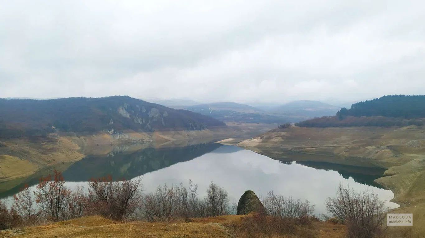 Зеркальный водоем в Национальном парке Алгети