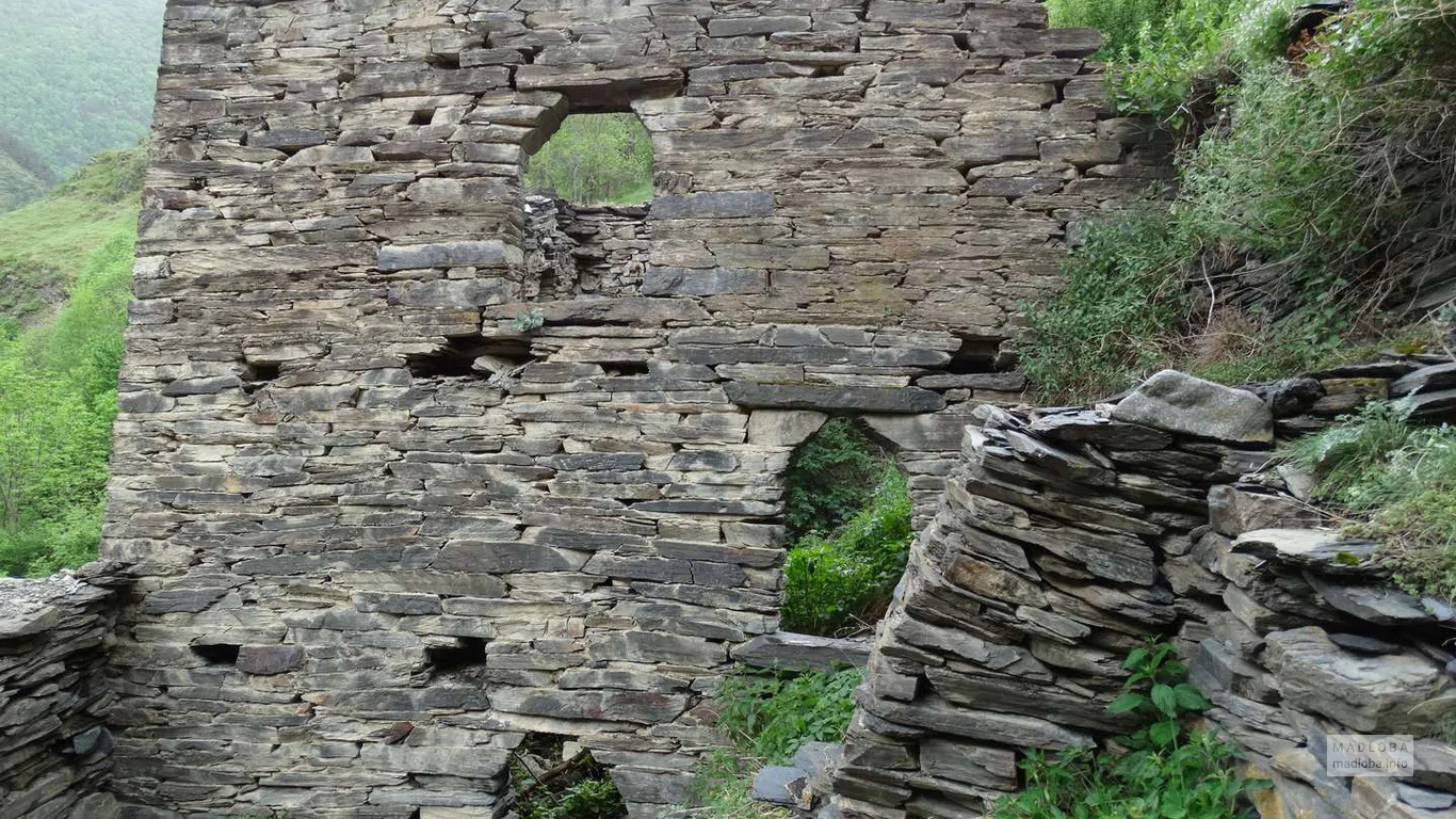 Руины здания в Национальном парке Пшав-Хевсурети