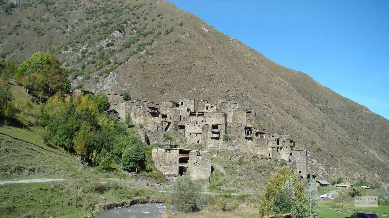 Деревня у подножия горы в Национальном парке Пшав-Хевсурети
