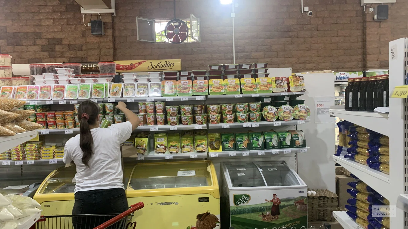 Полки с товарами в супермаркете Nazilbe