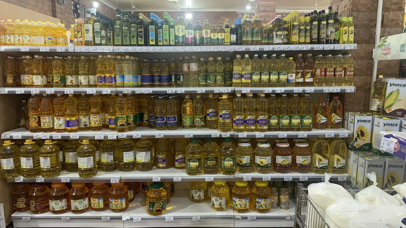 Подсолнечное масло в супермаркете Nazilbe