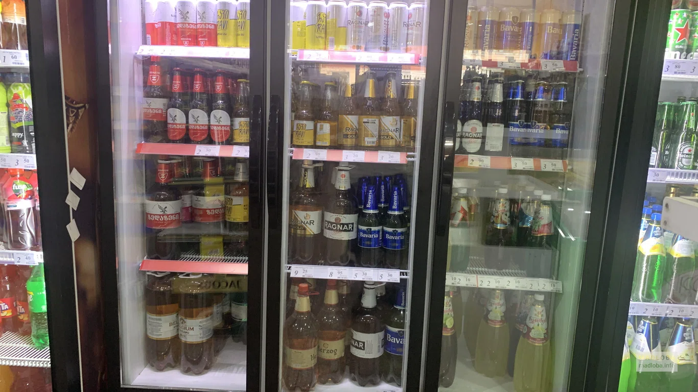 Холодильник с пивом в супермаркете Nazilbe