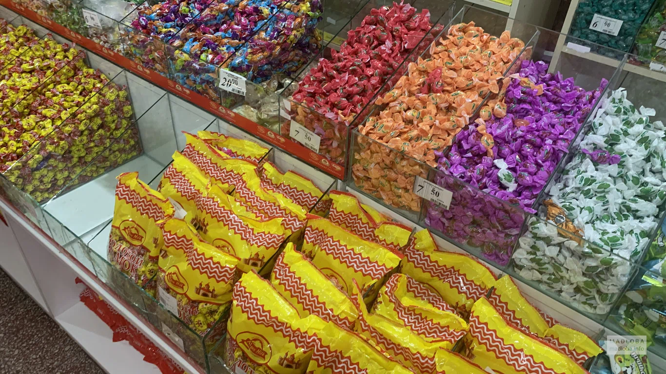 Полки с конфетами в супермаркете Nazilbe