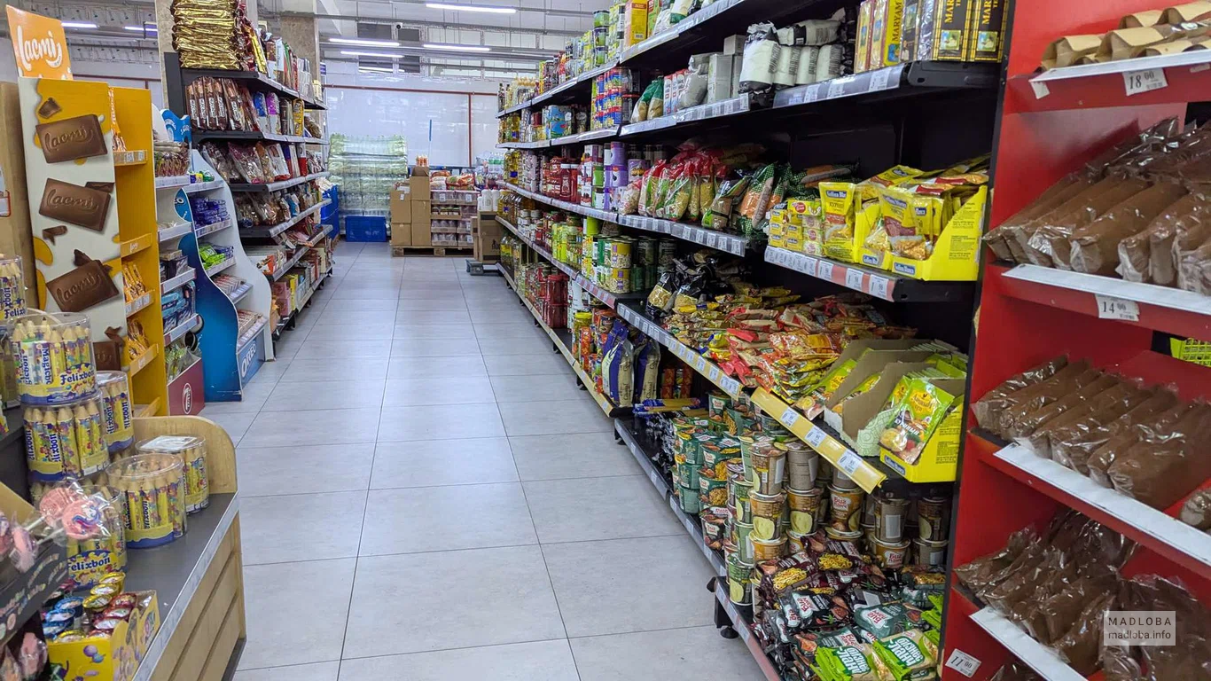 Товары на полках в супермаркете Nikora