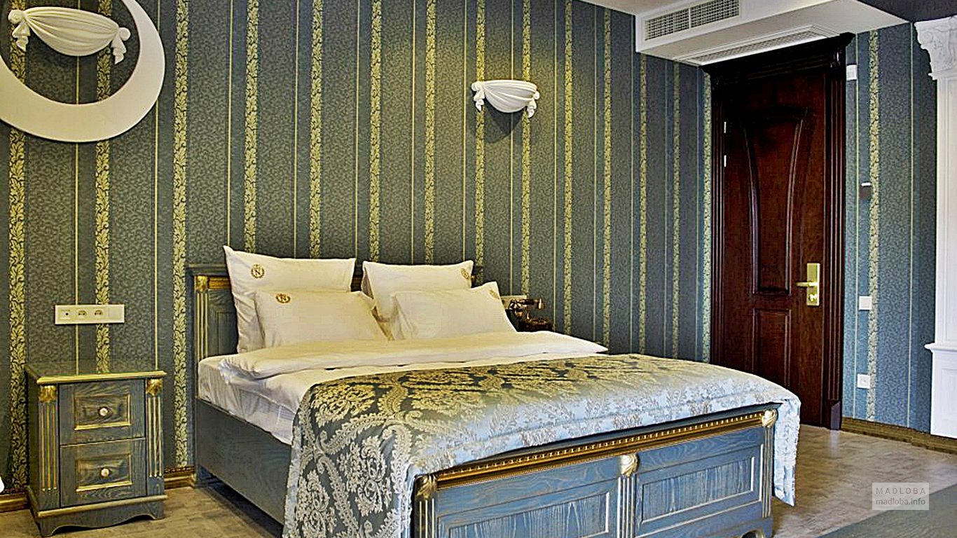 Кровать в номере отеля Неаполь