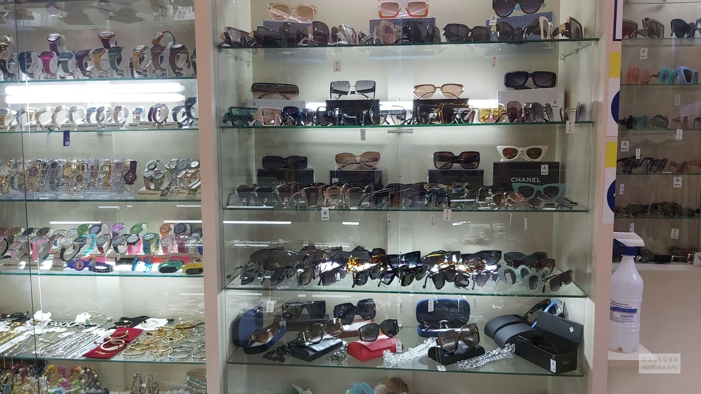 Солнцезащитные очки в магазине New Moda