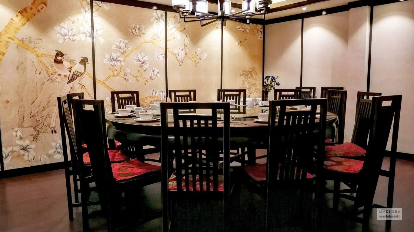 Стол для гостей в ресторане Новая Азия