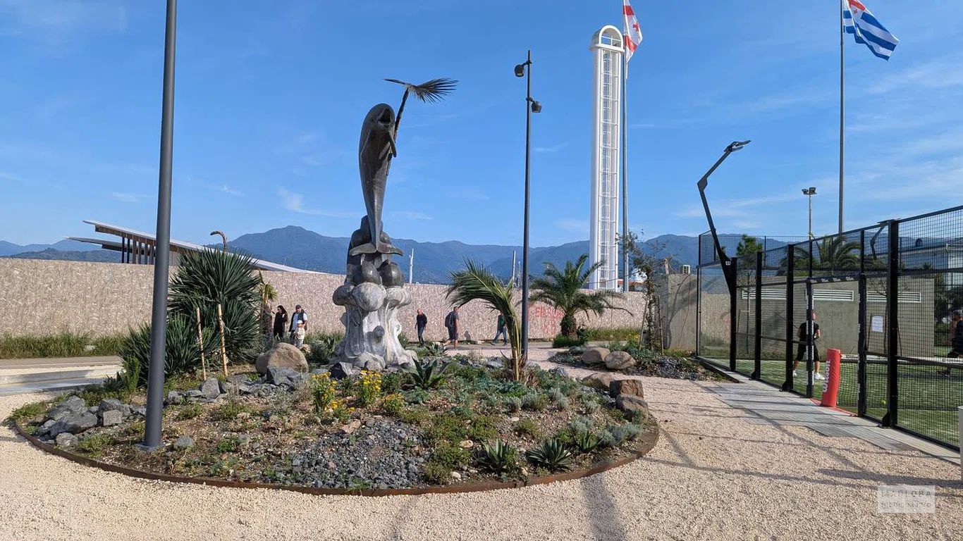 Центральная композиция парка с монументальной скульптурой, национальными флагами и видом на Кавказские горы.