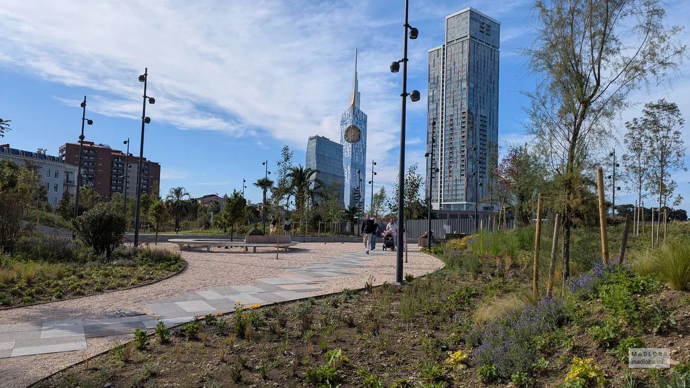 Парк органично вписан в городской ландшафт: зелёные клумбы, дорожки и небоскрёбы образуют единое пространство.