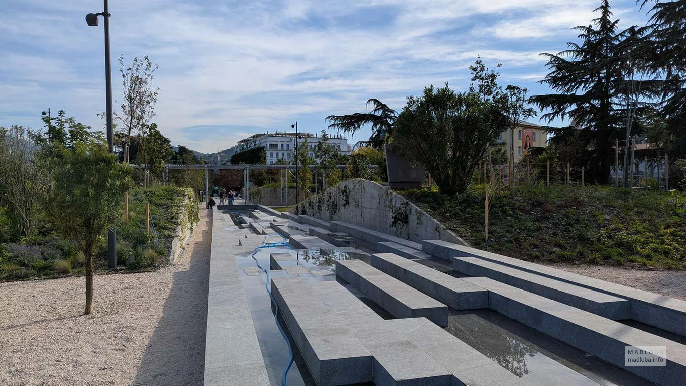 Инсталляция из каменных платформ создаёт ощущение движения воды — один из самых фотогеничных уголков парка.