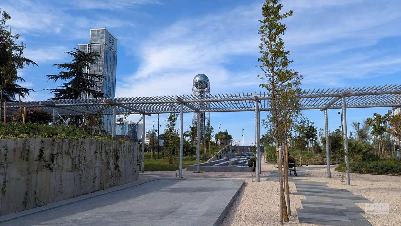 Сочетание серых плит, зелени и металлических элементов подчеркивает современный стиль New Park.