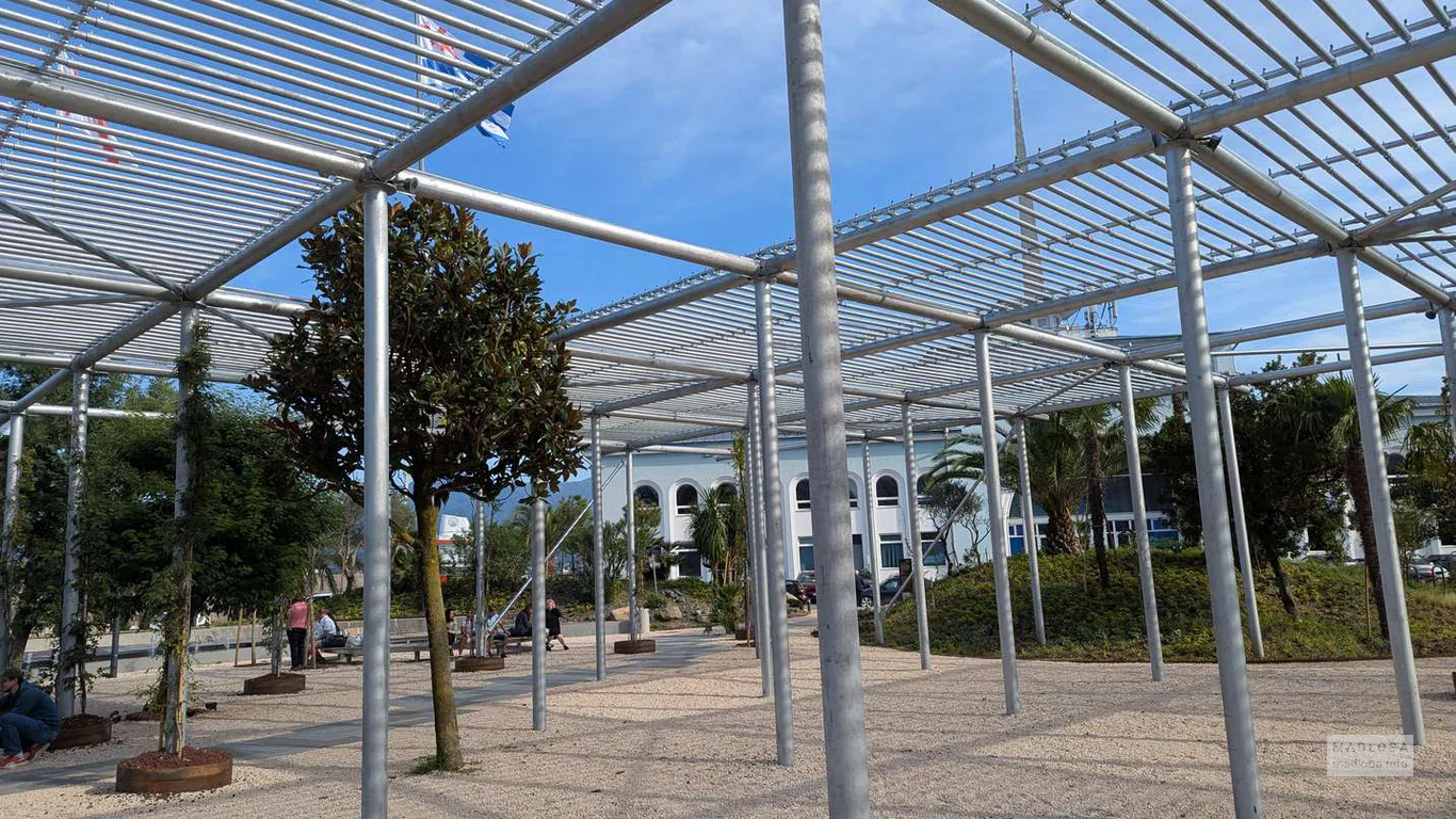 Металлическая структура с геометрическими линиями создаёт игру света и тени, подчёркивая современный стиль New Park.