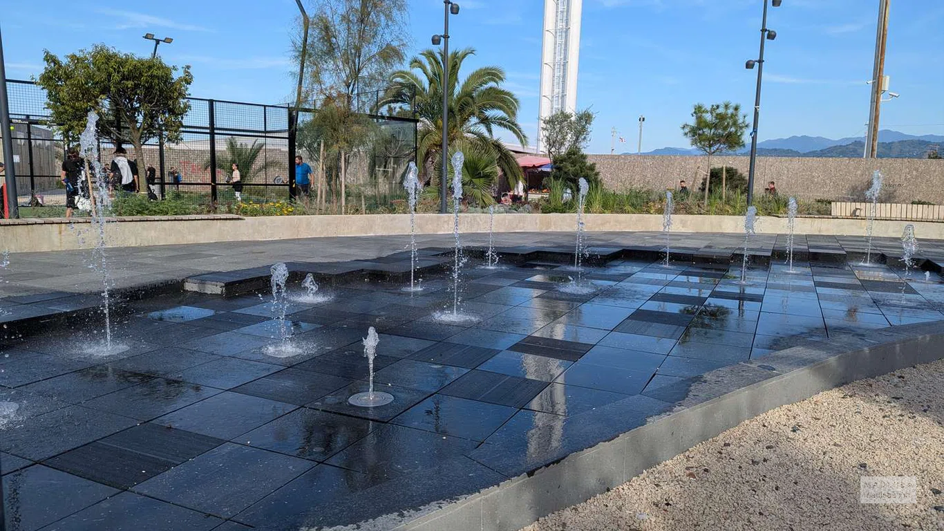 Современный водный каскад с чёрными плитами отражает небо и создаёт прохладу в центральной части парка.