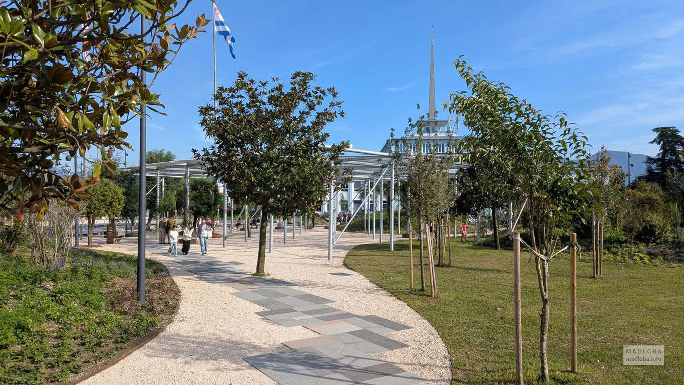 Пространство для отдыха и прогулок соединяет парк с Батумским бульваром. В тени металлических конструкций приятно укрыться от солнца.