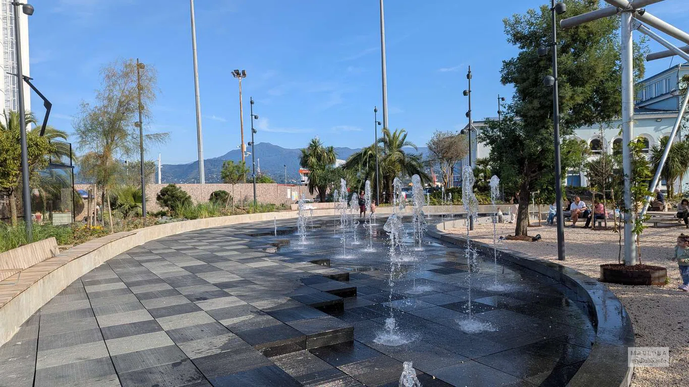 Фонтанная площадка — одно из самых популярных мест парка, особенно в жаркие дни.