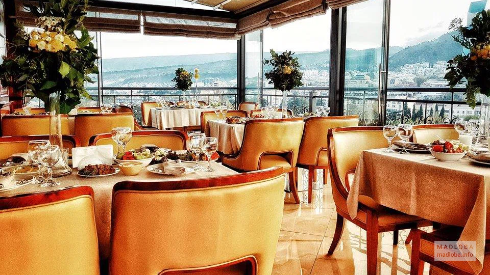 Ресторан с панорамными окнами в New Tiflis Hotel
