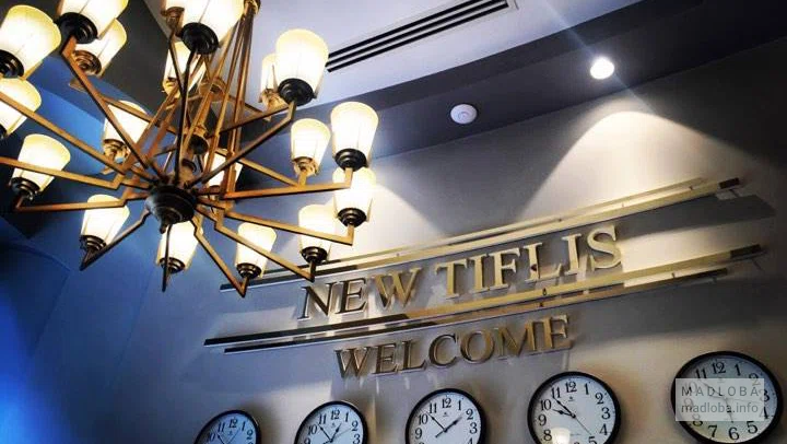 Люстра и ряд настенных часов в New Tiflis Hotel