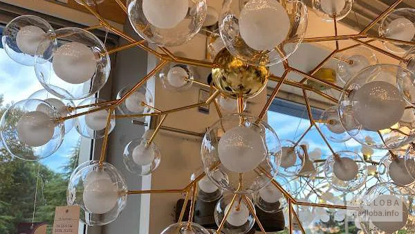 Магазин осветительных приборов "New Light" на улице Чавчавадзе, 21 люстры и осветительные приборы