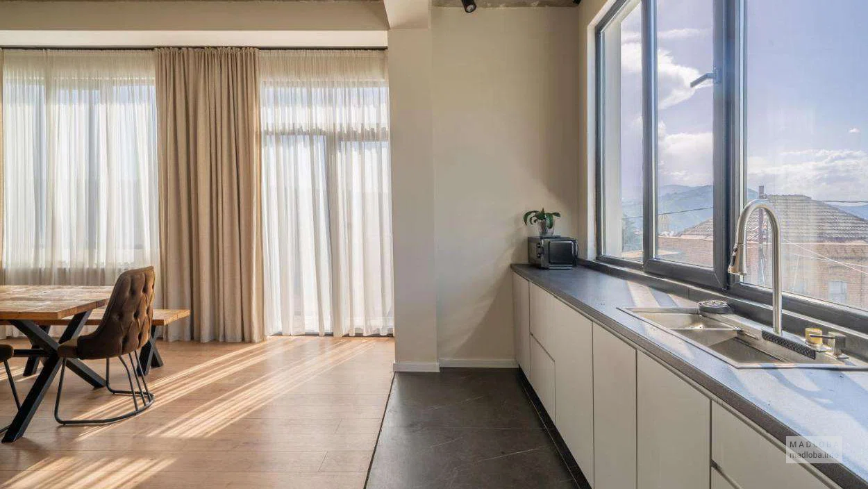 кухня и обеденная зона в апартаментах Niabi Loft Apartments