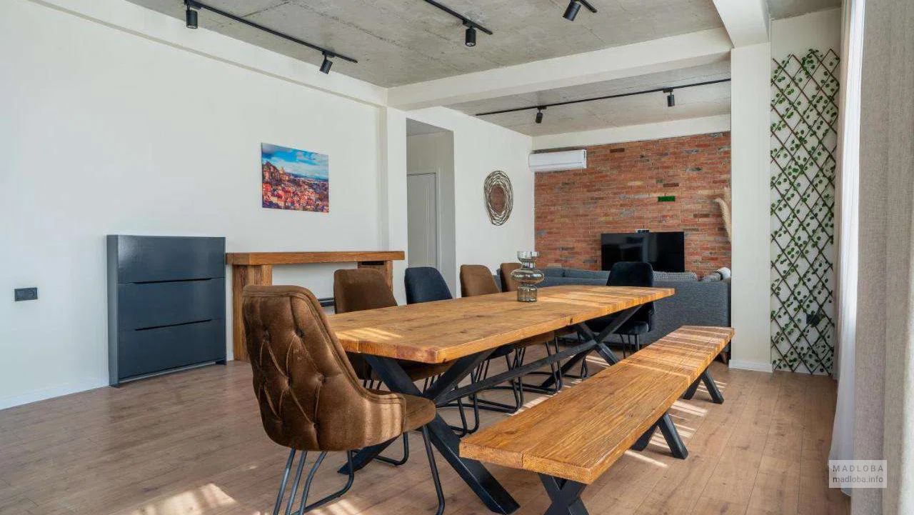 большой стол в студии Niabi Loft Apartments