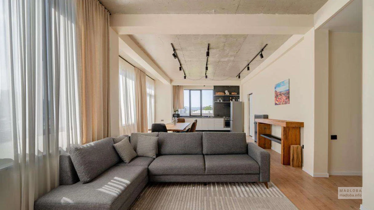 большой угловой диван в апартаментах Niabi Loft Apartments