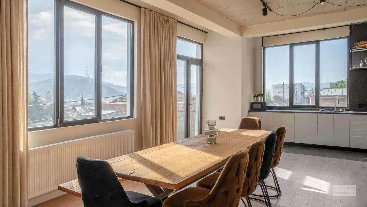 кухня с большими панорамными окнами в апартаментах Niabi Loft Apartments