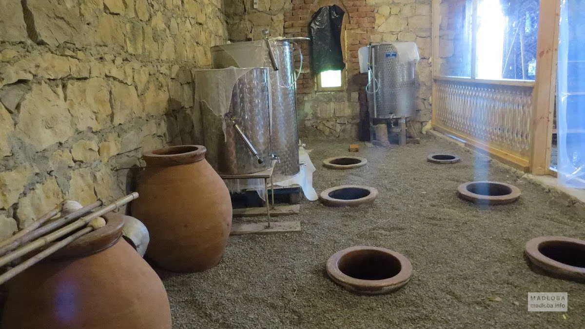 Винный погреб с квеври на винодельне Nikoladze Winery